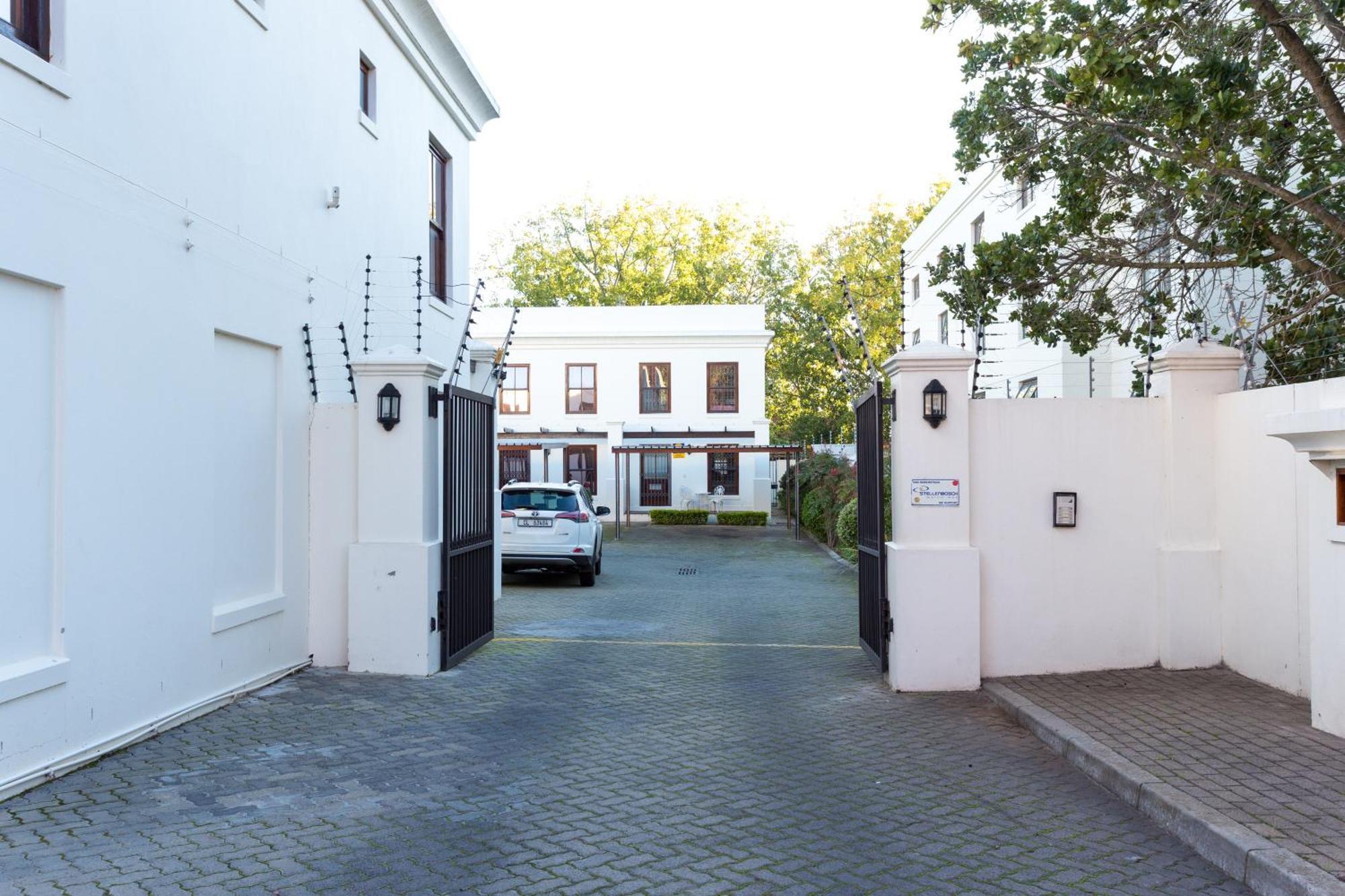 99кв.м. 2 спалень, 2 окремих ванних Квартира в Stellenbosch Central Екстер'єр фото
